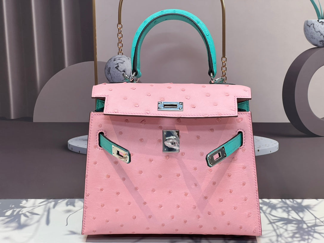 SAC KELLY 20 EN CUIR D'AUTRUCHE ROSE FLAMANT MIXTE BLEU CYAN AVEC QUINCAILLERIE ARGENTÉE (FABRIQUÉ SUR COMMANDE)