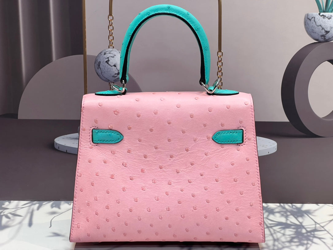 SAC KELLY 20 EN CUIR D'AUTRUCHE ROSE FLAMANT MIXTE BLEU CYAN AVEC QUINCAILLERIE ARGENTÉE (FABRIQUÉ SUR COMMANDE)