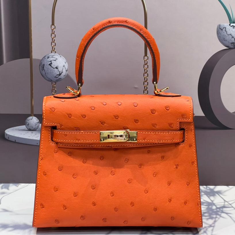 SAC KELLY 20 EN CUIR D'AUTRUCHE ORANGE FEU AVEC QUINCAILLERIE DORÉ (FABRIQUÉ SUR COMMANDE)