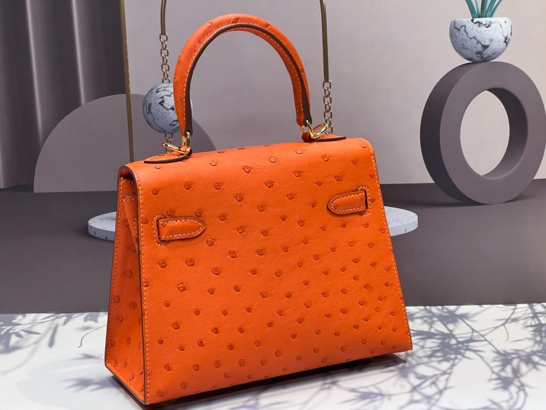 SAC KELLY 20 EN CUIR D'AUTRUCHE ORANGE FEU AVEC QUINCAILLERIE DORÉ (FABRIQUÉ SUR COMMANDE)