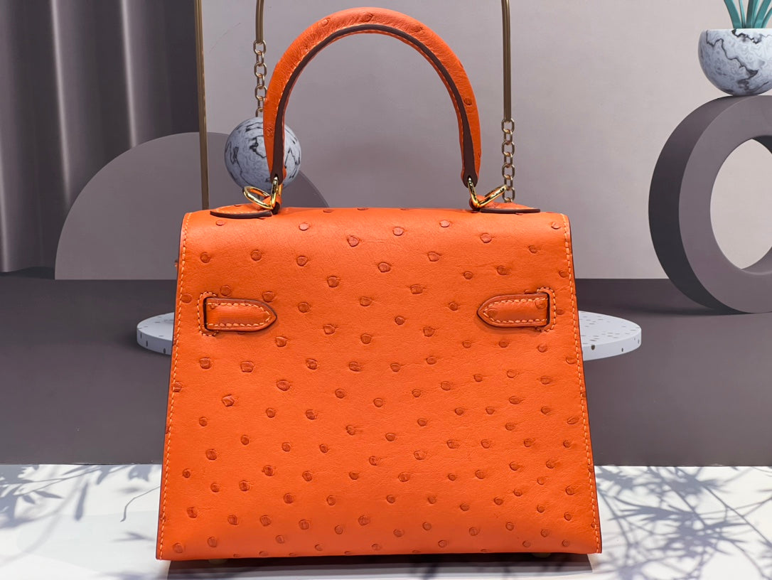 SAC KELLY 20 EN CUIR D'AUTRUCHE ORANGE FEU AVEC QUINCAILLERIE DORÉ (FABRIQUÉ SUR COMMANDE)