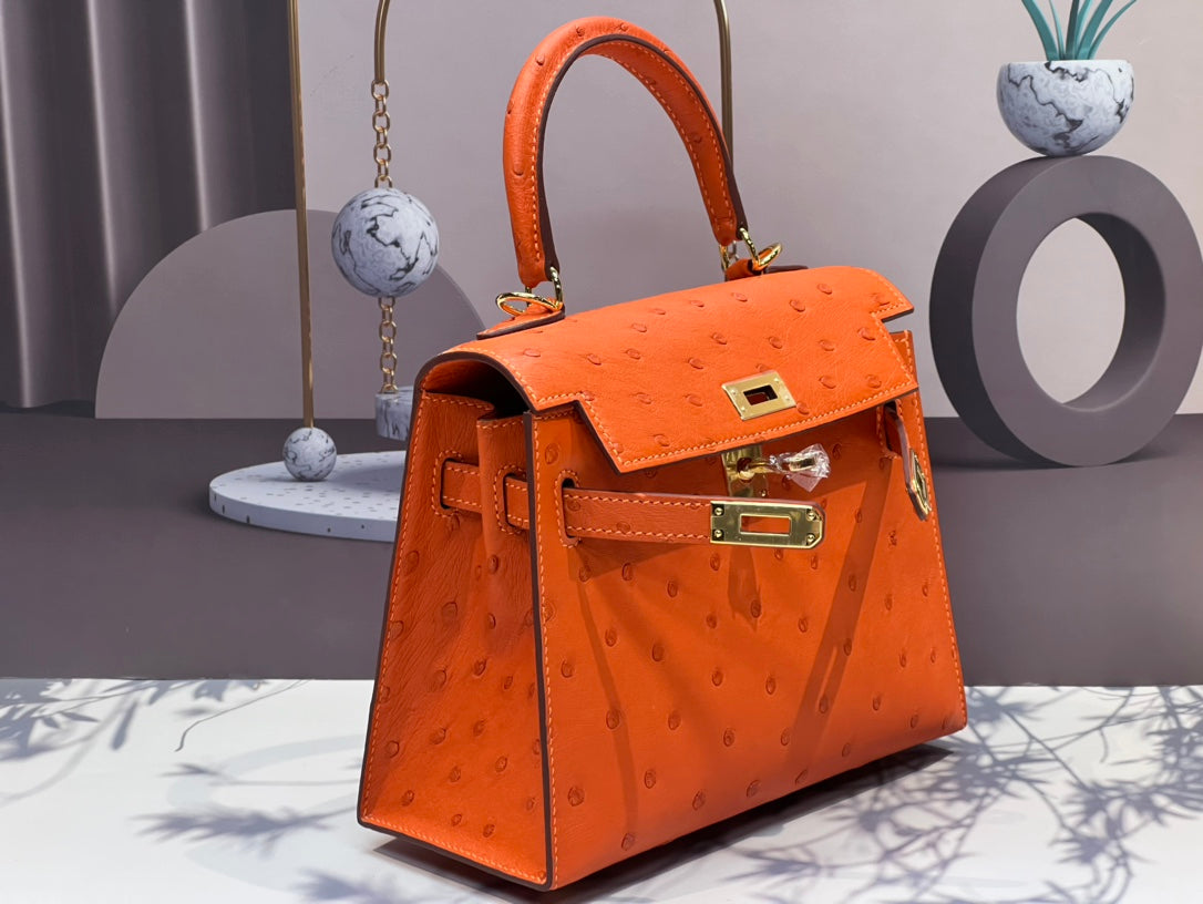 SAC KELLY 20 EN CUIR D'AUTRUCHE ORANGE FEU AVEC QUINCAILLERIE DORÉ (FABRIQUÉ SUR COMMANDE)