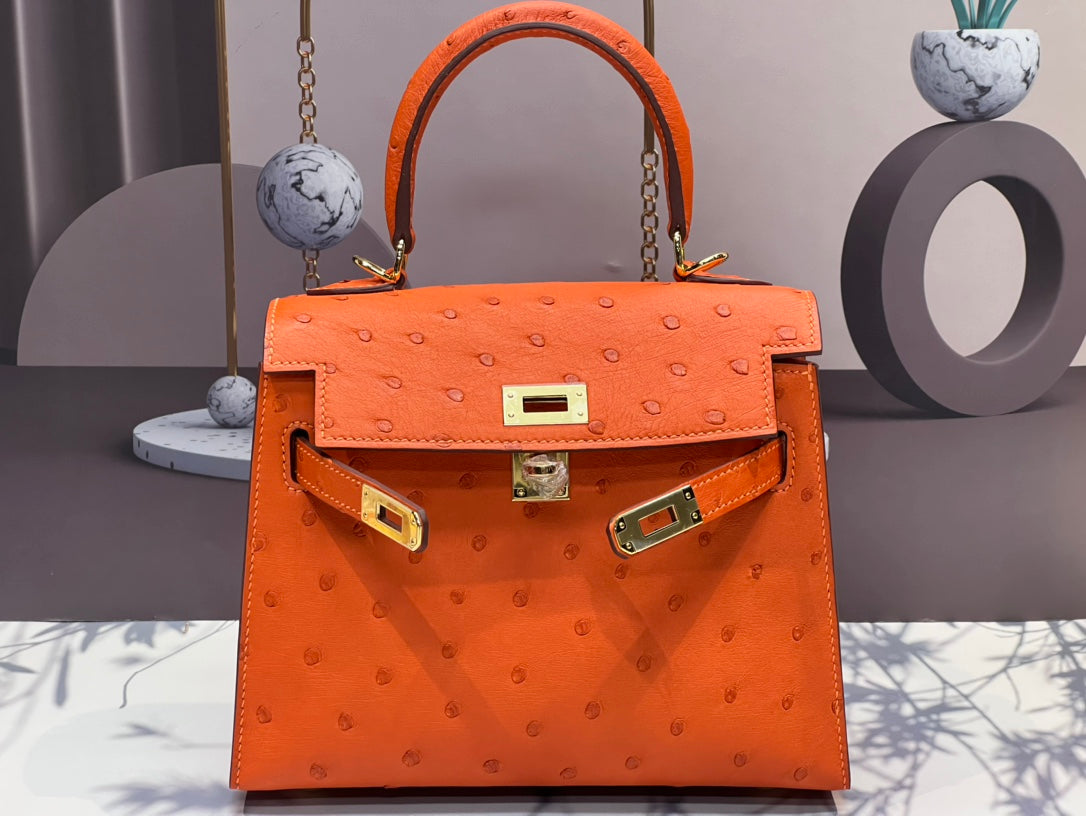 SAC KELLY 20 EN CUIR D'AUTRUCHE ORANGE FEU AVEC QUINCAILLERIE DORÉ (FABRIQUÉ SUR COMMANDE)