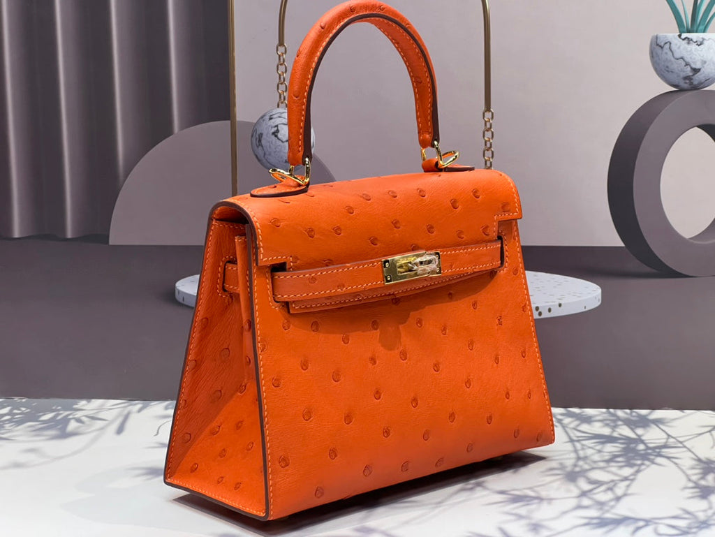 SAC KELLY 20 EN CUIR D'AUTRUCHE ORANGE FEU AVEC QUINCAILLERIE DORÉ (FABRIQUÉ SUR COMMANDE)
