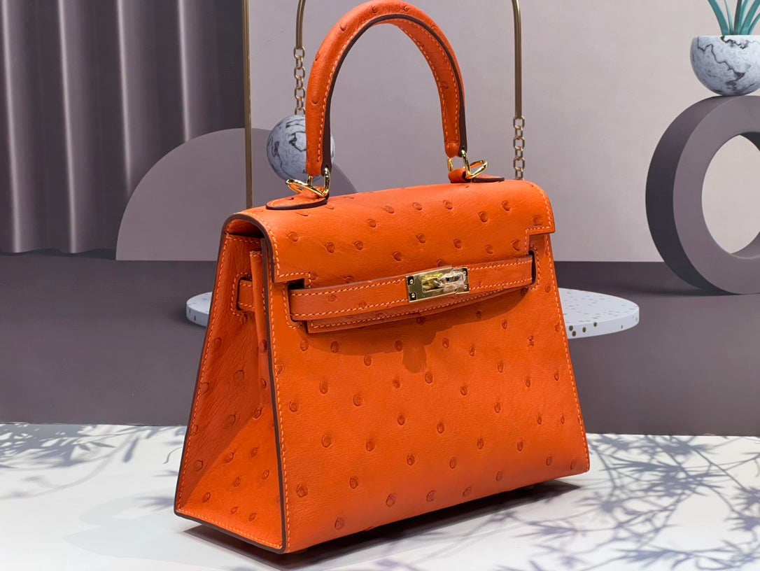 SAC KELLY 20 EN CUIR D'AUTRUCHE ORANGE FEU AVEC QUINCAILLERIE DORÉ (FABRIQUÉ SUR COMMANDE)