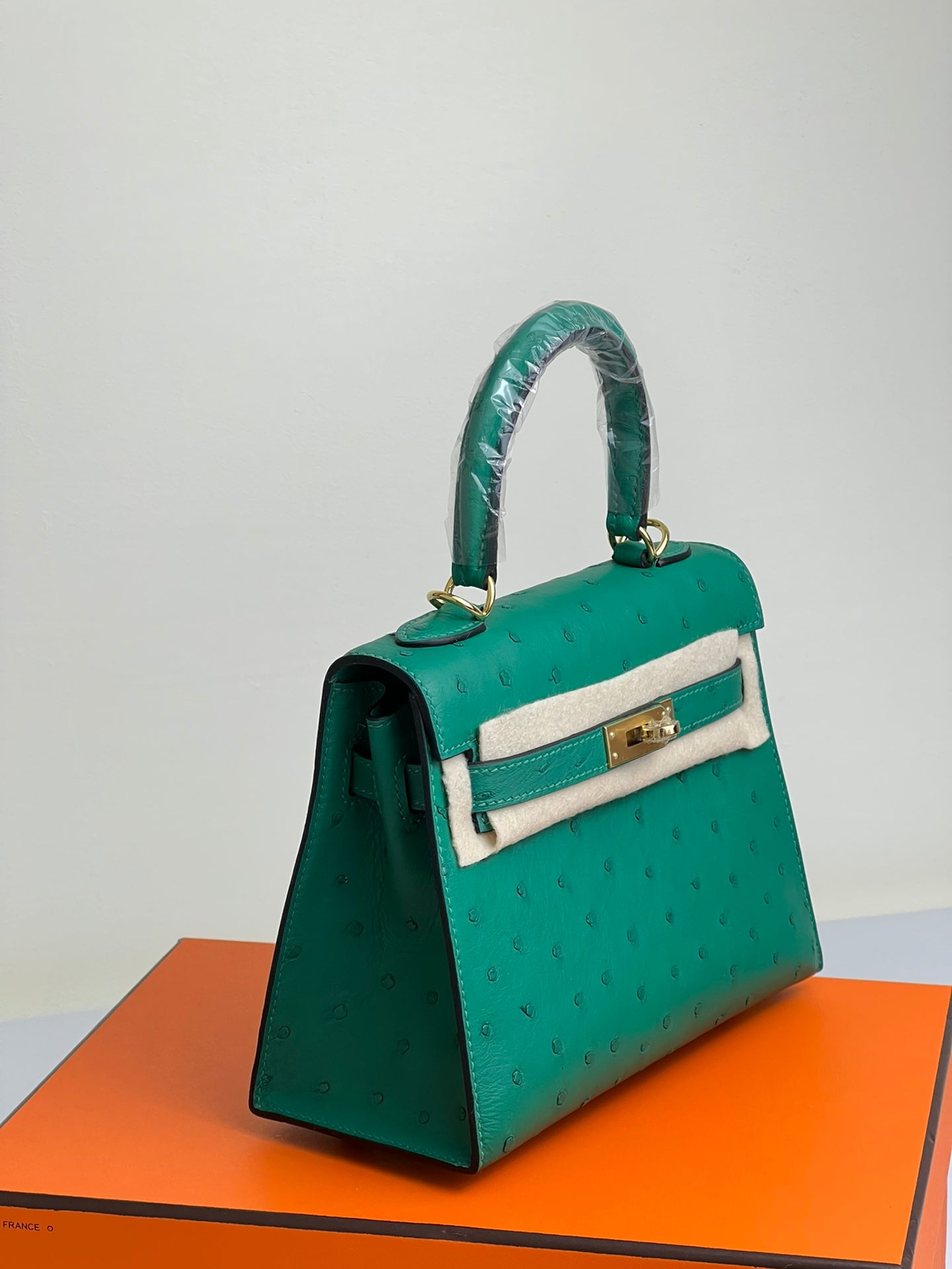 SAC KELLY 20 EN CUIR D'AUTRUCHE VERT SARCELLE AVEC QUINCAILLERIE DORÉ (FABRIQUÉ SUR COMMANDE)