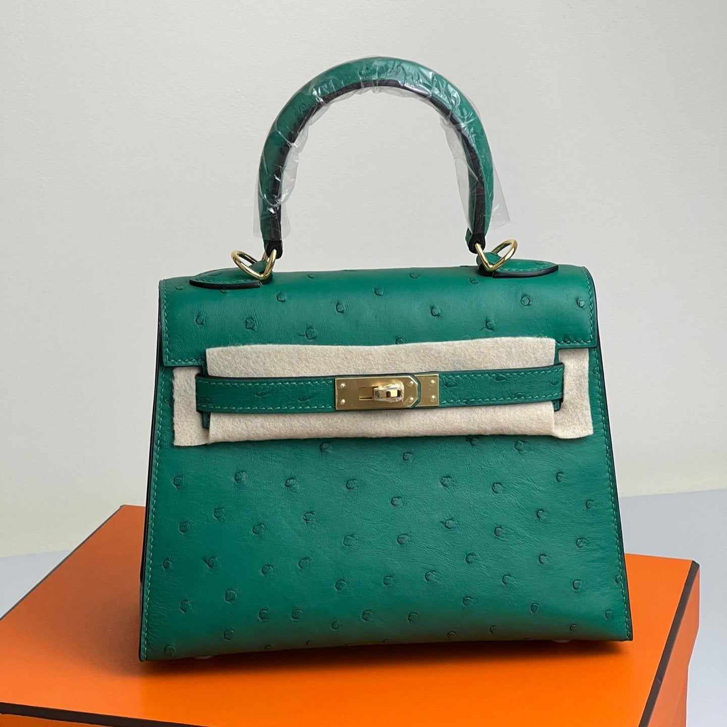 SAC KELLY 20 EN CUIR D'AUTRUCHE VERT SARCELLE AVEC QUINCAILLERIE DORÉ (FABRIQUÉ SUR COMMANDE)