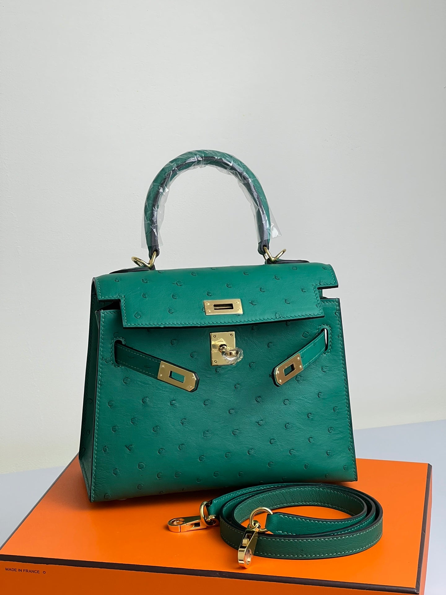 SAC KELLY 20 EN CUIR D'AUTRUCHE VERT SARCELLE AVEC QUINCAILLERIE DORÉ (FABRIQUÉ SUR COMMANDE)