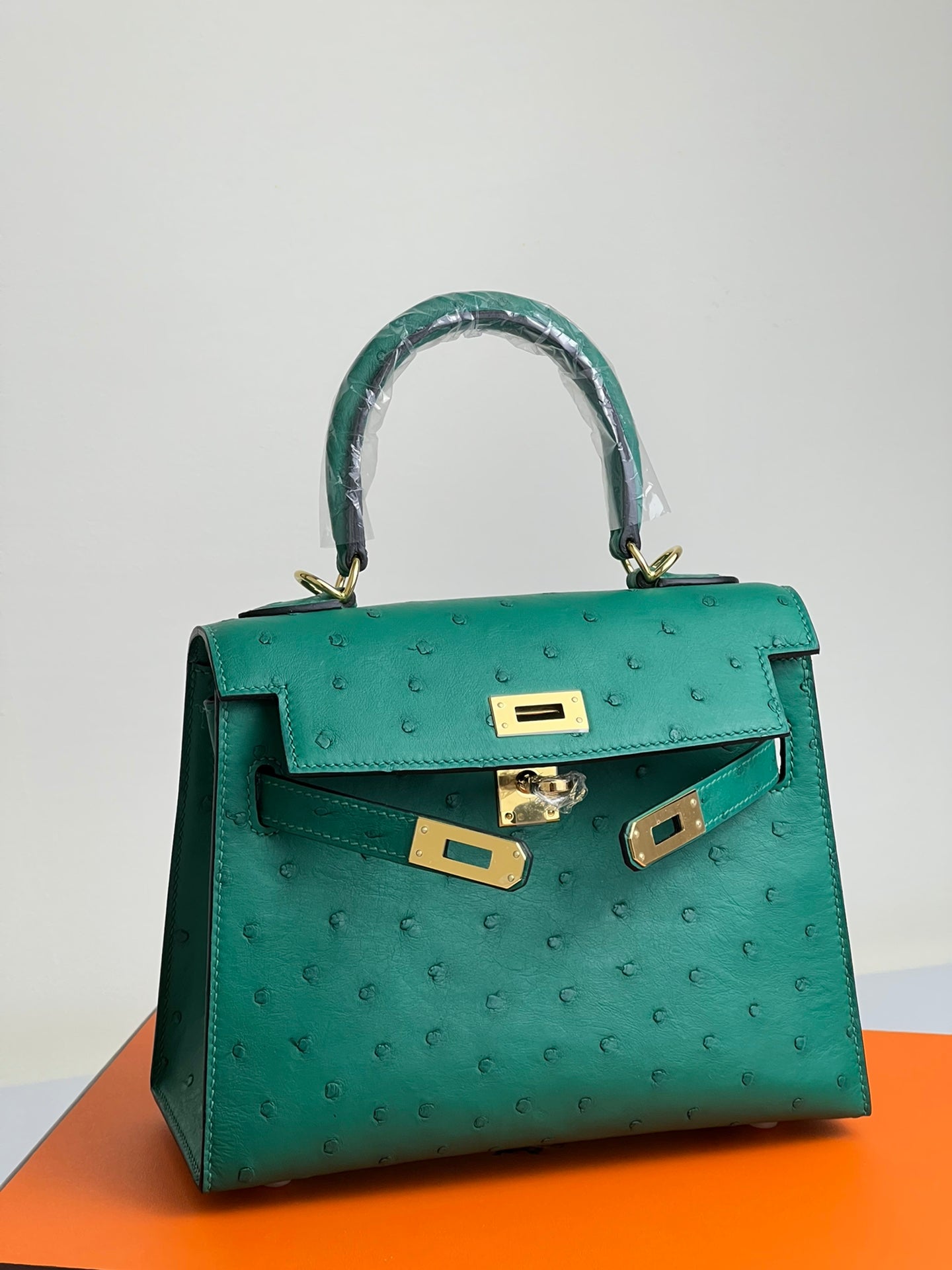 SAC KELLY 20 EN CUIR D'AUTRUCHE VERT SARCELLE AVEC QUINCAILLERIE DORÉ (FABRIQUÉ SUR COMMANDE)