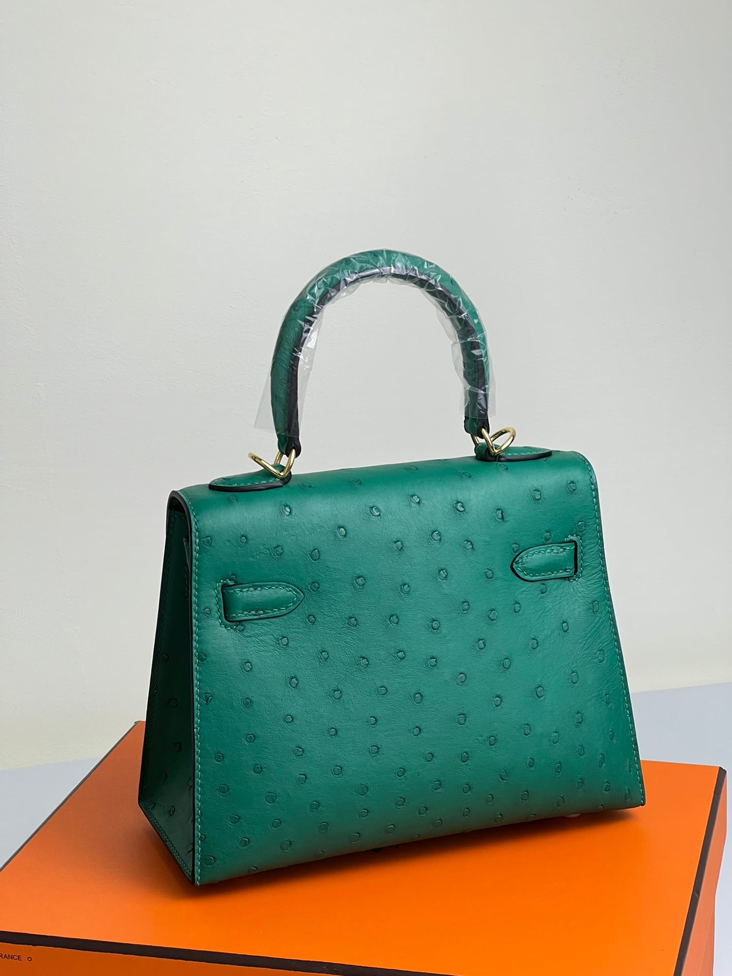 SAC KELLY 20 EN CUIR D'AUTRUCHE VERT SARCELLE AVEC QUINCAILLERIE DORÉ (FABRIQUÉ SUR COMMANDE)