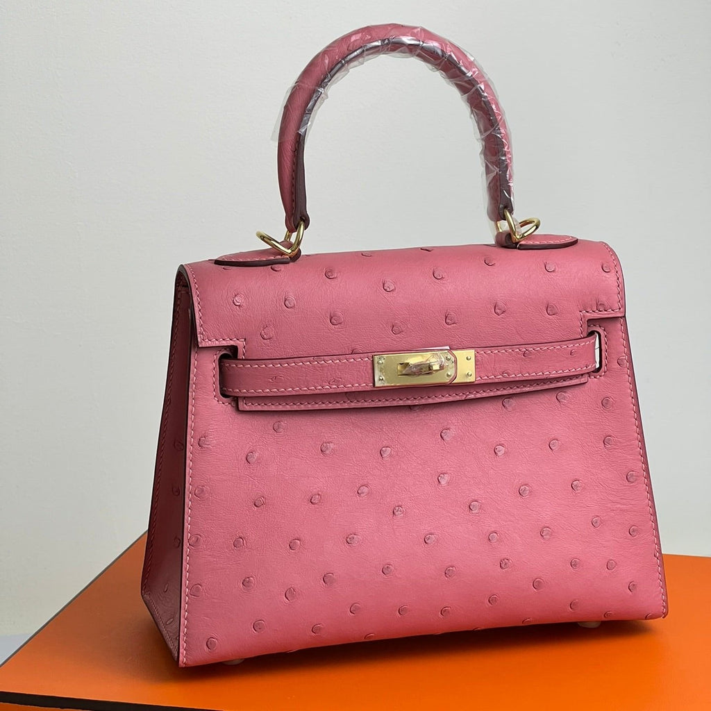 SAC KELLY 20 EN CUIR D'AUTRUCHE ROUGE ROSE AVEC QUINCAILLERIE DORÉ (FABRIQUÉ SUR COMMANDE)