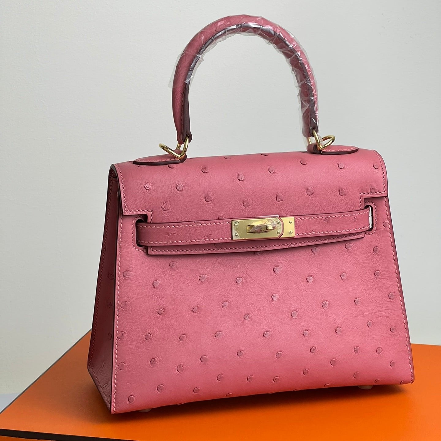 SAC KELLY 20 EN CUIR D'AUTRUCHE ROUGE ROSE AVEC QUINCAILLERIE DORÉ (FABRIQUÉ SUR COMMANDE)