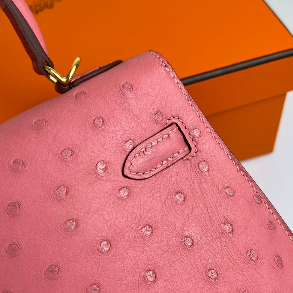 SAC KELLY 20 EN CUIR D'AUTRUCHE ROUGE ROSE AVEC QUINCAILLERIE DORÉ (FABRIQUÉ SUR COMMANDE)