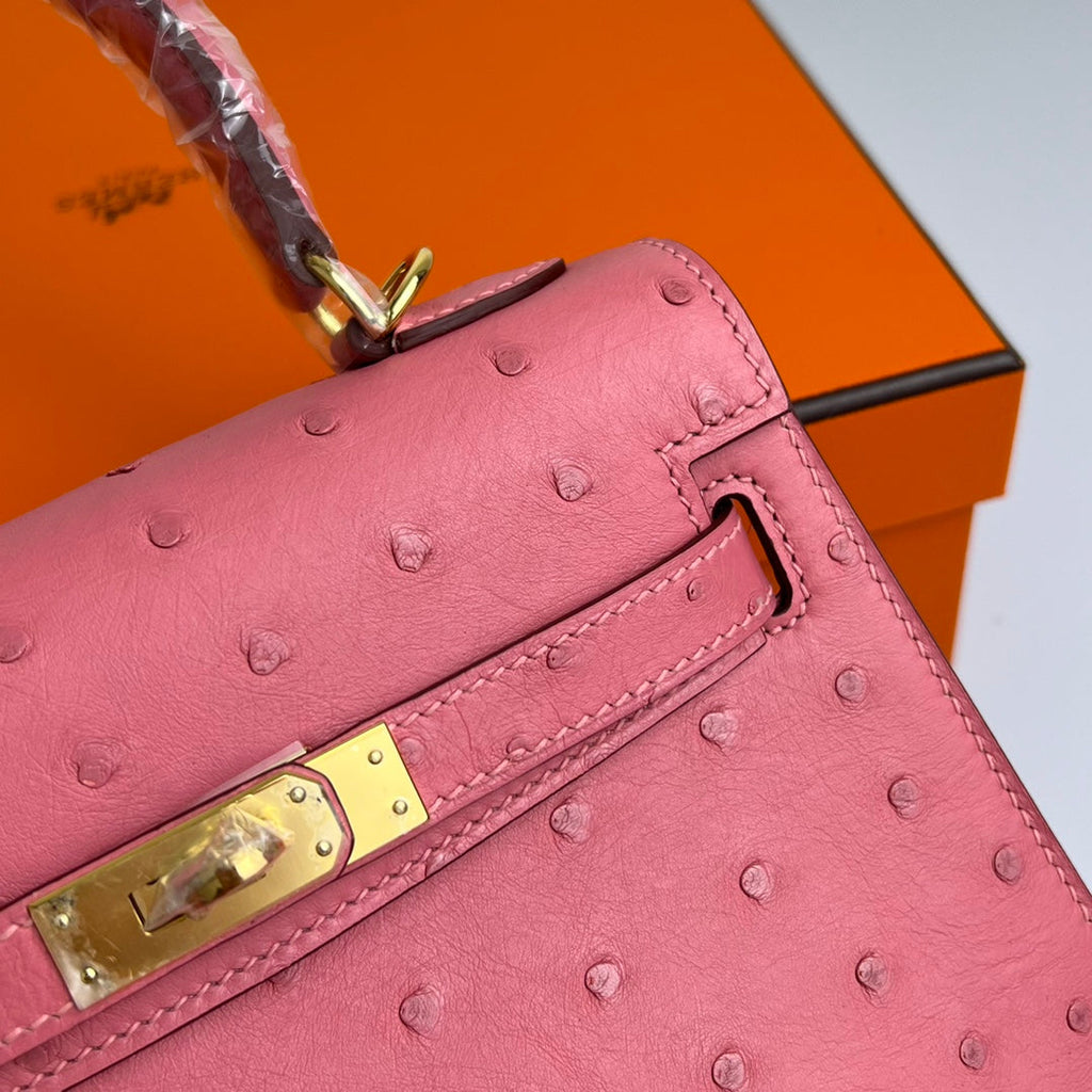 SAC KELLY 20 EN CUIR D'AUTRUCHE ROUGE ROSE AVEC QUINCAILLERIE DORÉ (FABRIQUÉ SUR COMMANDE)