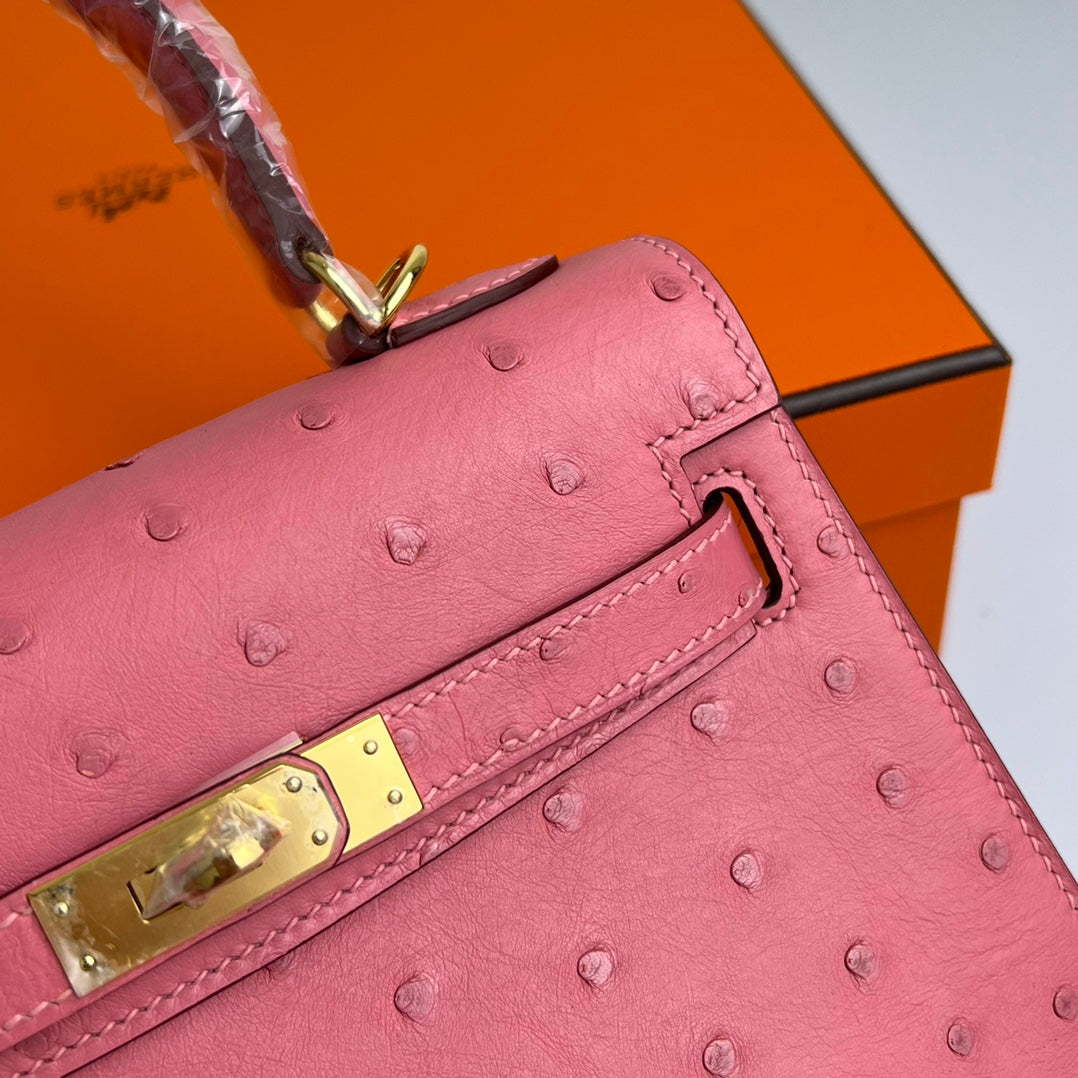 SAC KELLY 20 EN CUIR D'AUTRUCHE ROUGE ROSE AVEC QUINCAILLERIE DORÉ (FABRIQUÉ SUR COMMANDE)