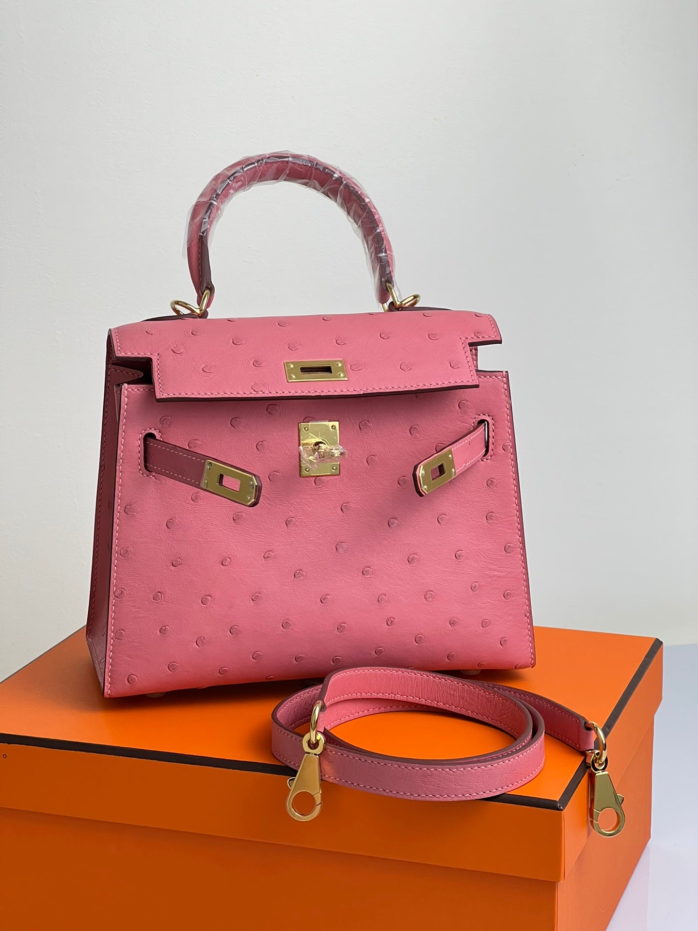 SAC KELLY 20 EN CUIR D'AUTRUCHE ROUGE ROSE AVEC QUINCAILLERIE DORÉ (FABRIQUÉ SUR COMMANDE)