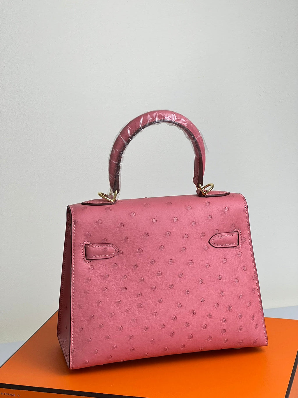 SAC KELLY 20 EN CUIR D'AUTRUCHE ROUGE ROSE AVEC QUINCAILLERIE DORÉ (FABRIQUÉ SUR COMMANDE)