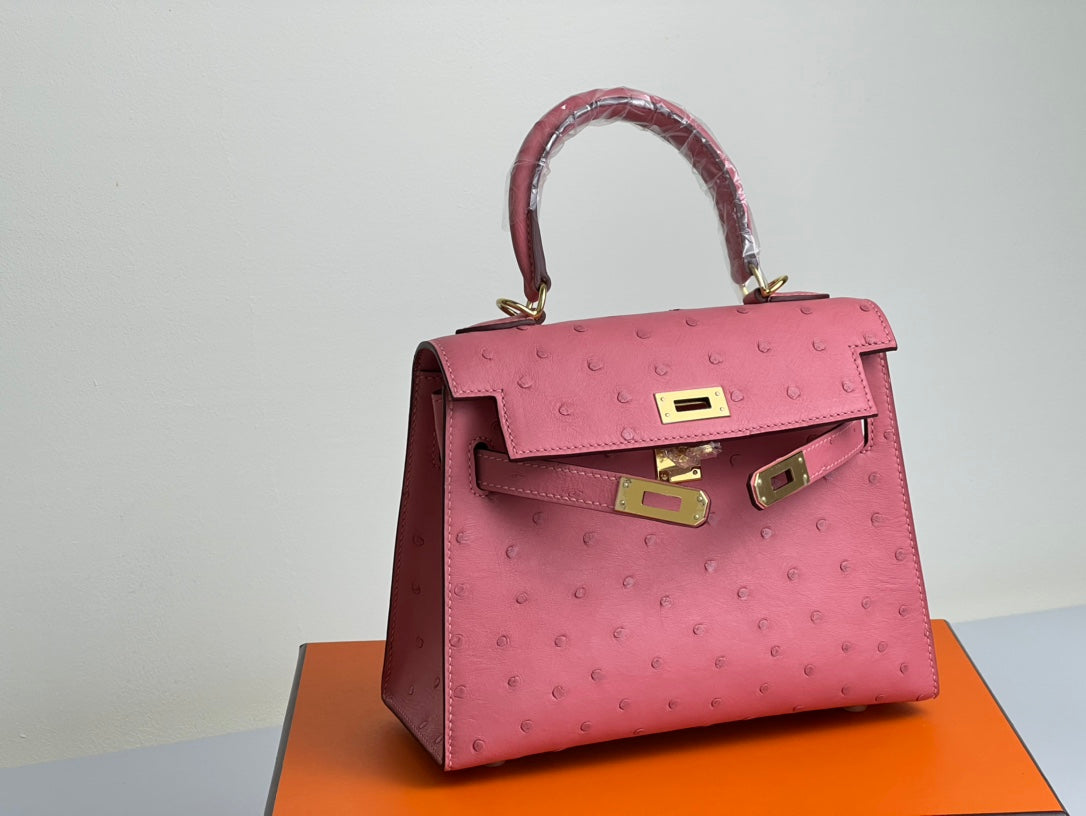 SAC KELLY 20 EN CUIR D'AUTRUCHE ROUGE ROSE AVEC QUINCAILLERIE DORÉ (FABRIQUÉ SUR COMMANDE)