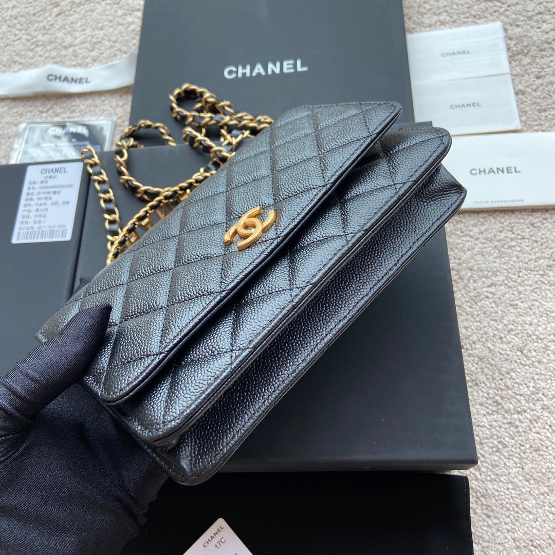 Sac à main CC WOC 20 cm avec poignée supérieure en cuir de veau grainé noir et matériel doré