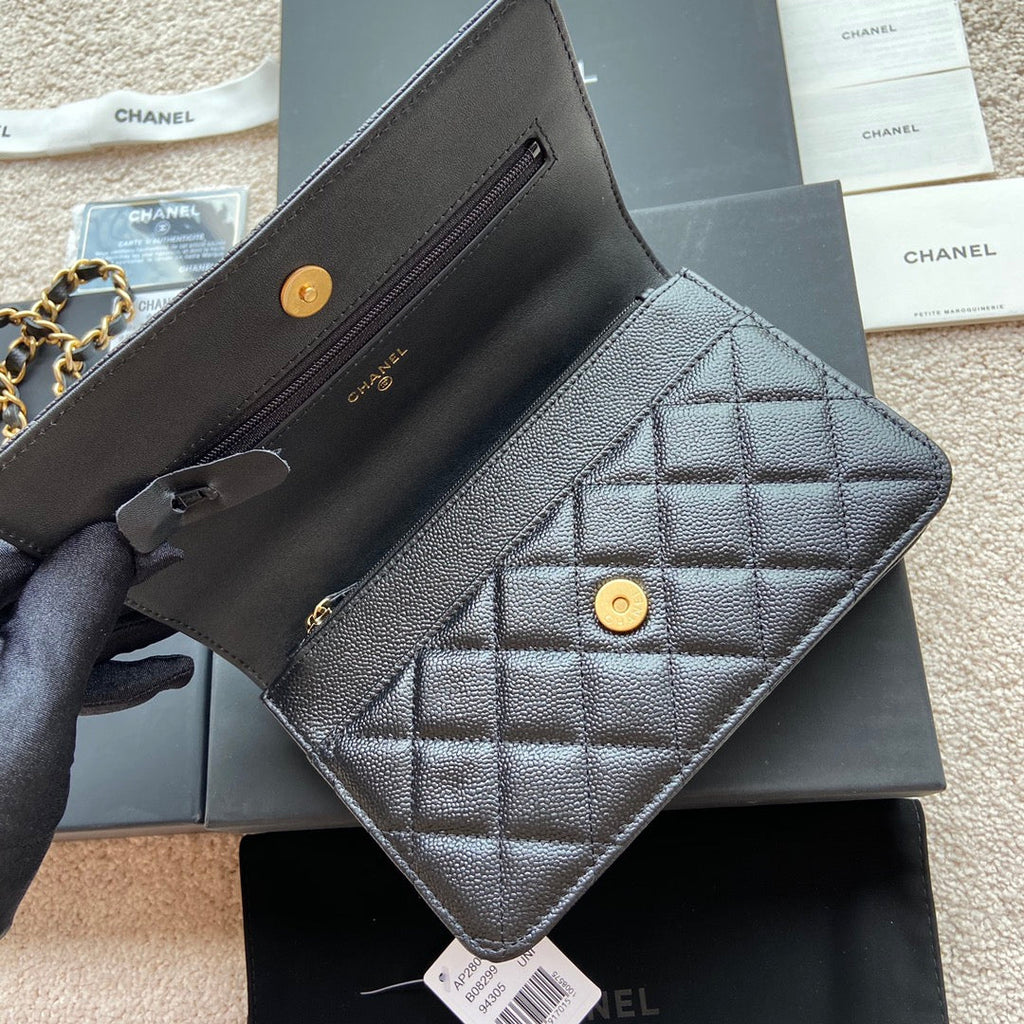 Sac à main CC WOC 20 cm avec poignée supérieure en cuir de veau grainé noir et matériel doré