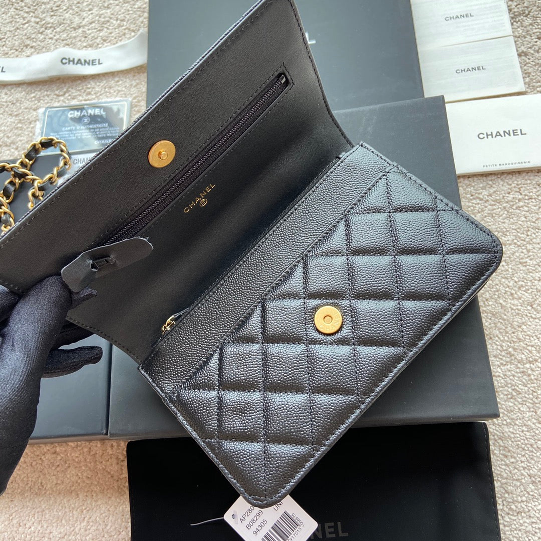 Sac à main CC WOC 20 cm avec poignée supérieure en cuir de veau grainé noir et matériel doré
