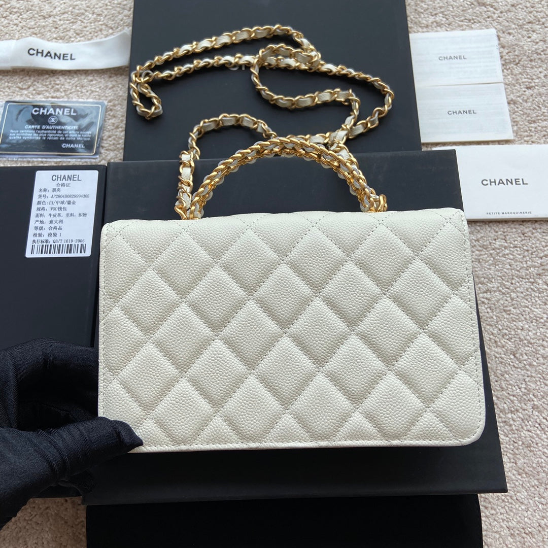 Sac à main CC WOC 20 cm avec poignée supérieure en cuir de veau grainé blanc et quincaillerie dorée