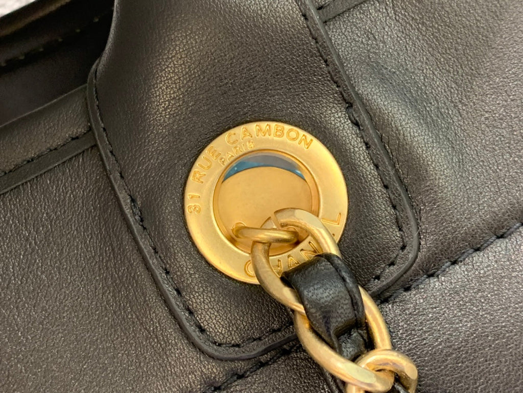SAC CABAS CC DEAUVILLE 39 CM EN CUIR DE VEAU NOIR LOGO MULTICOLORE
