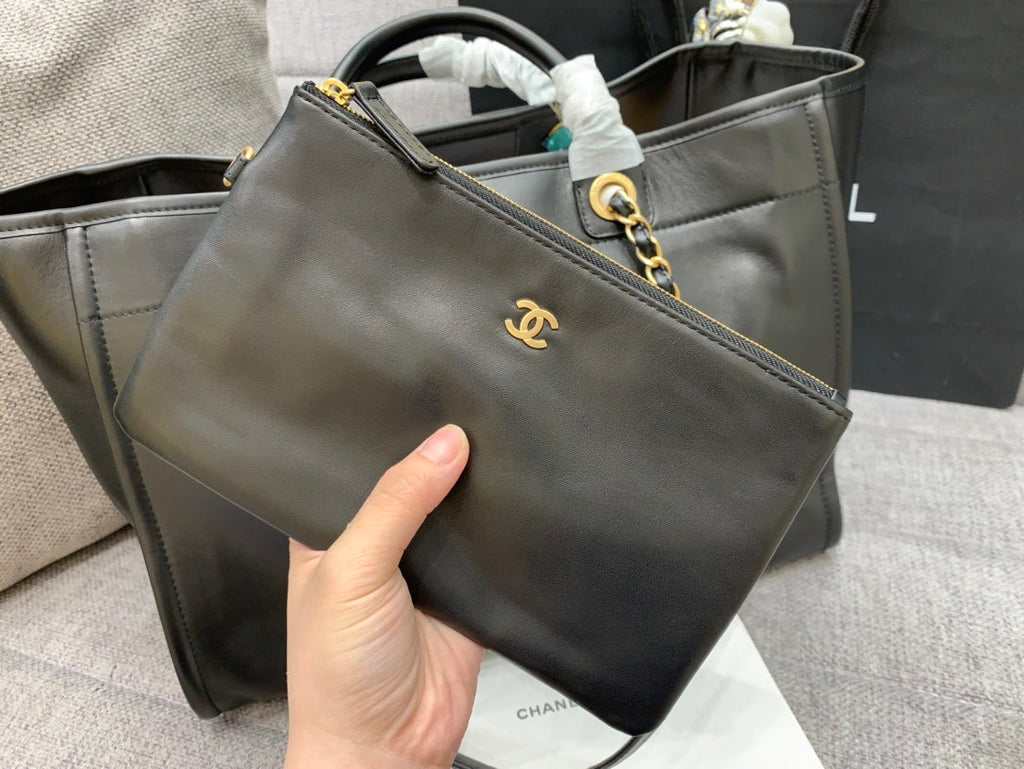 SAC CABAS CC DEAUVILLE 39 CM EN CUIR DE VEAU NOIR LOGO MULTICOLORE