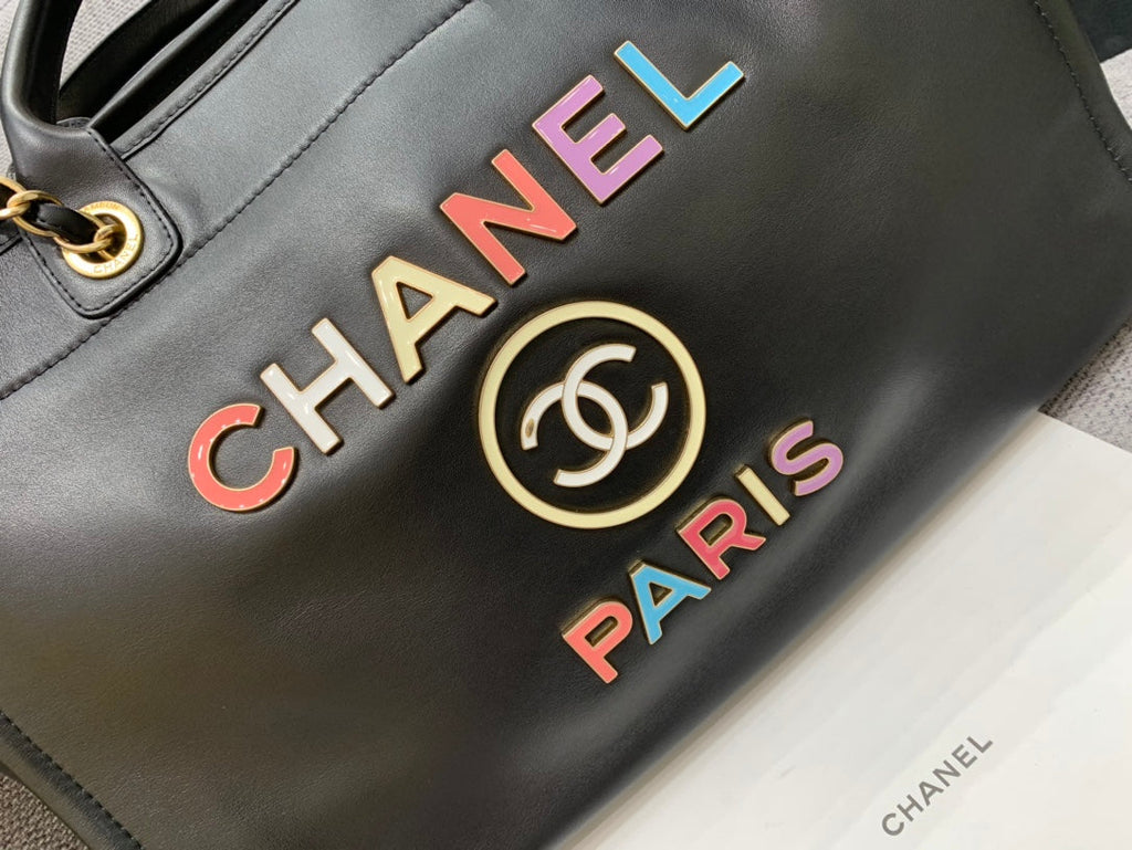 SAC CABAS CC DEAUVILLE 39 CM EN CUIR DE VEAU NOIR LOGO MULTICOLORE