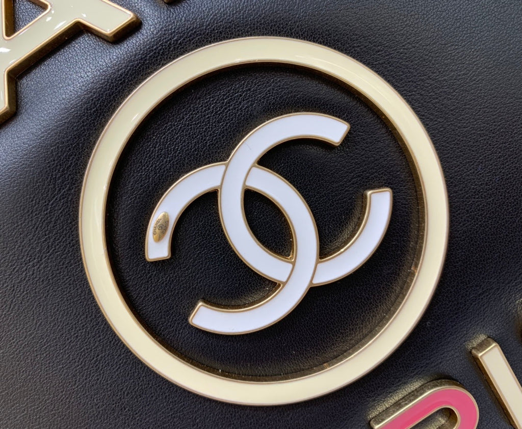 SAC CABAS CC DEAUVILLE 39 CM EN CUIR DE VEAU NOIR LOGO MULTICOLORE