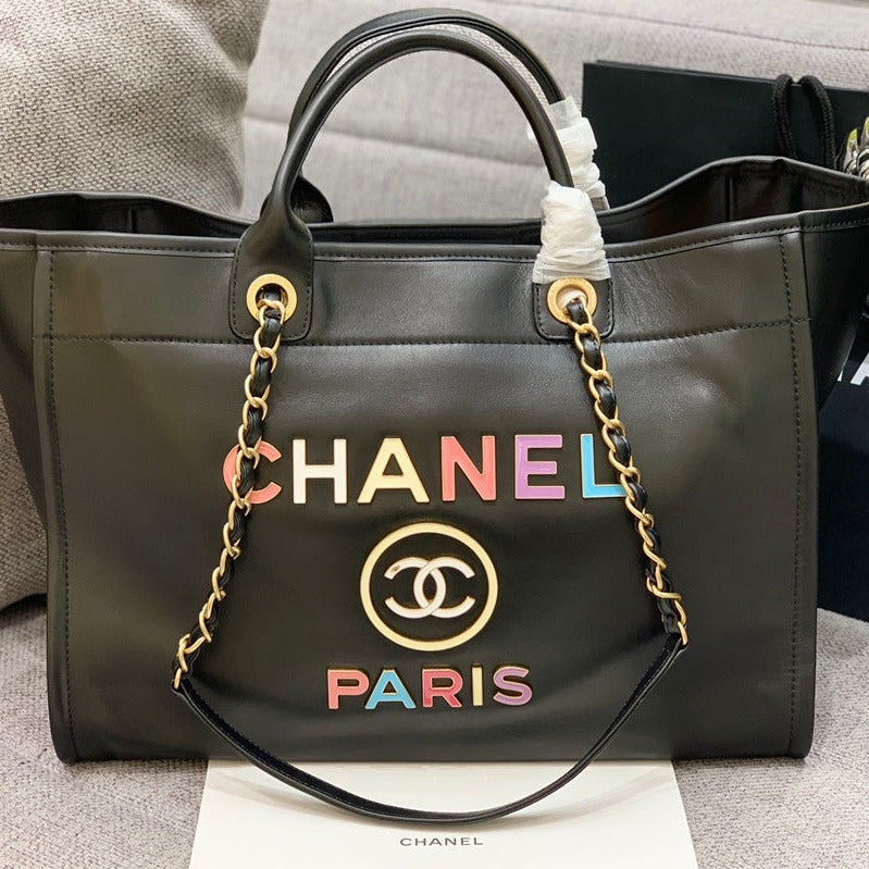 SAC CABAS CC DEAUVILLE 39 CM EN CUIR DE VEAU NOIR LOGO MULTICOLORE