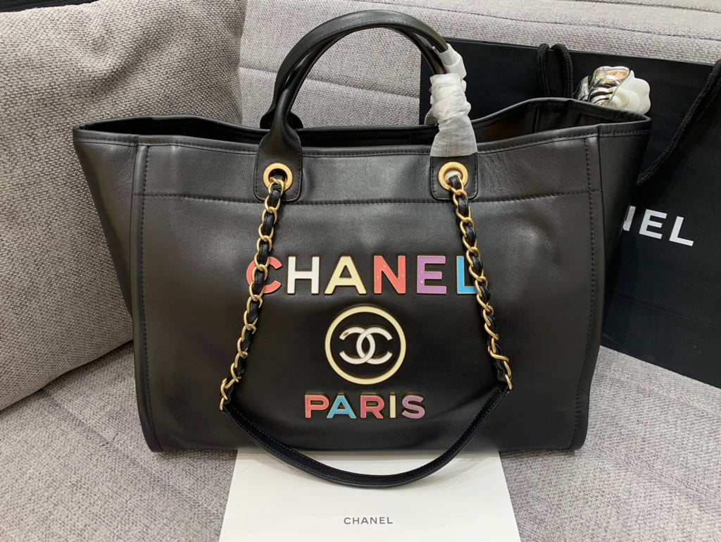 SAC CABAS CC DEAUVILLE 39 CM EN CUIR DE VEAU NOIR LOGO MULTICOLORE