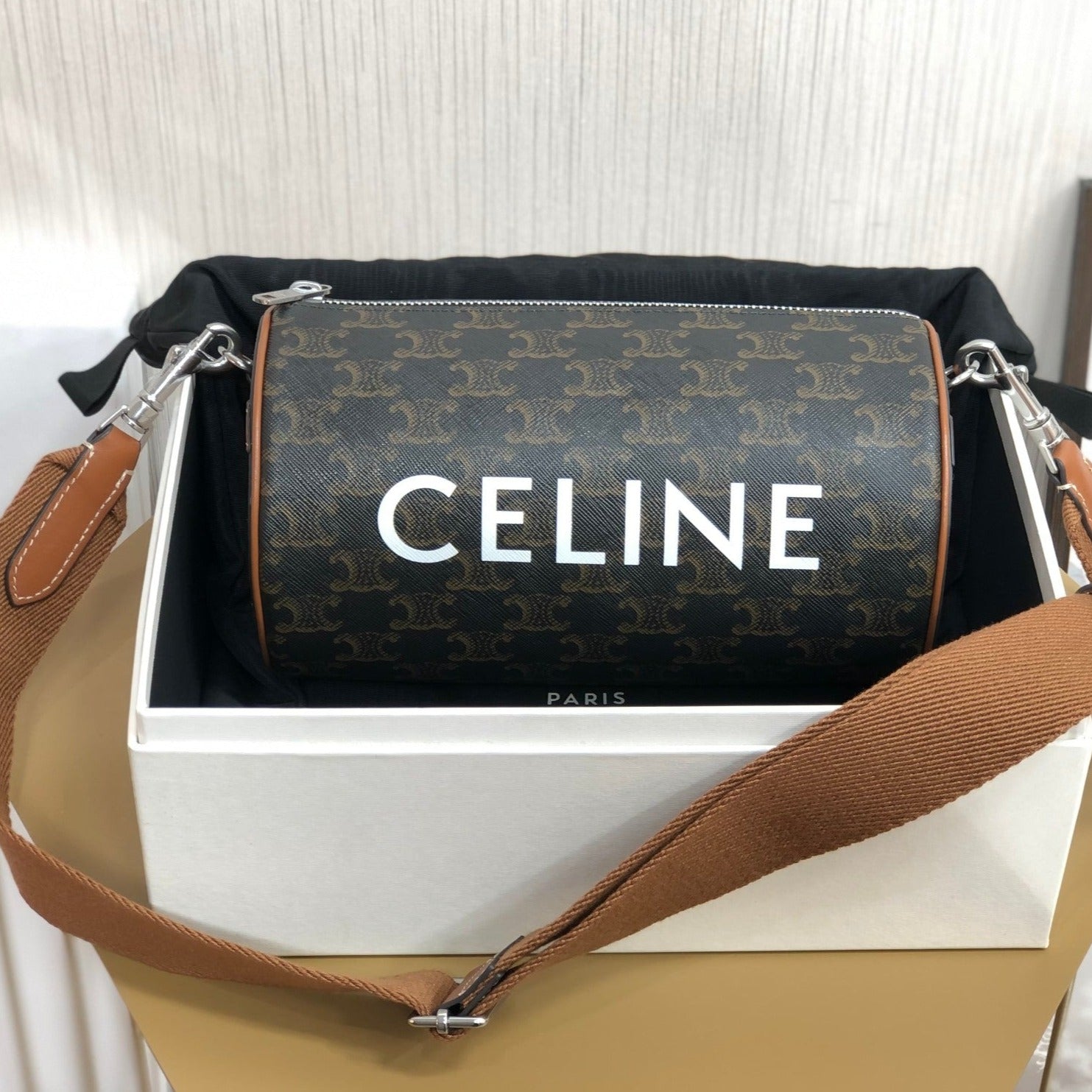 SAC CYLINDRIQUE 22 EN CUIR DE VACHE À MOTIF NOIR