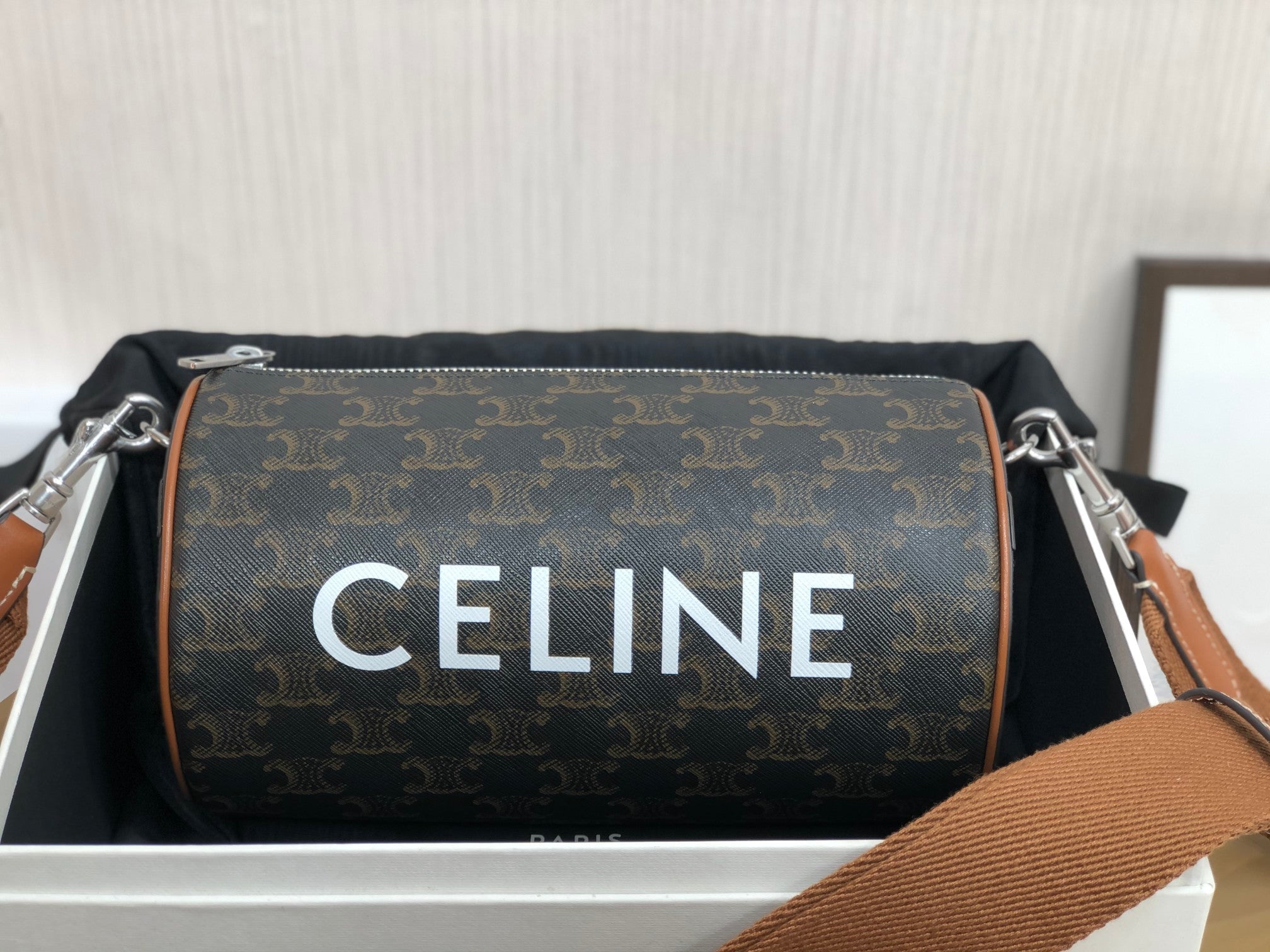 SAC CYLINDRIQUE 22 EN CUIR DE VACHE À MOTIF NOIR