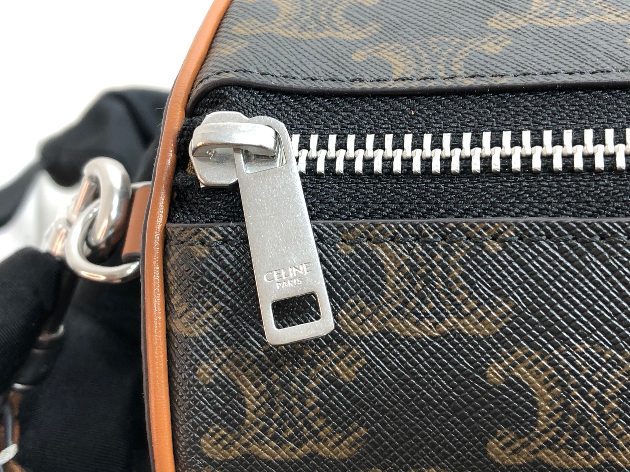 SAC CYLINDRIQUE 22 EN CUIR DE VACHE À MOTIF NOIR