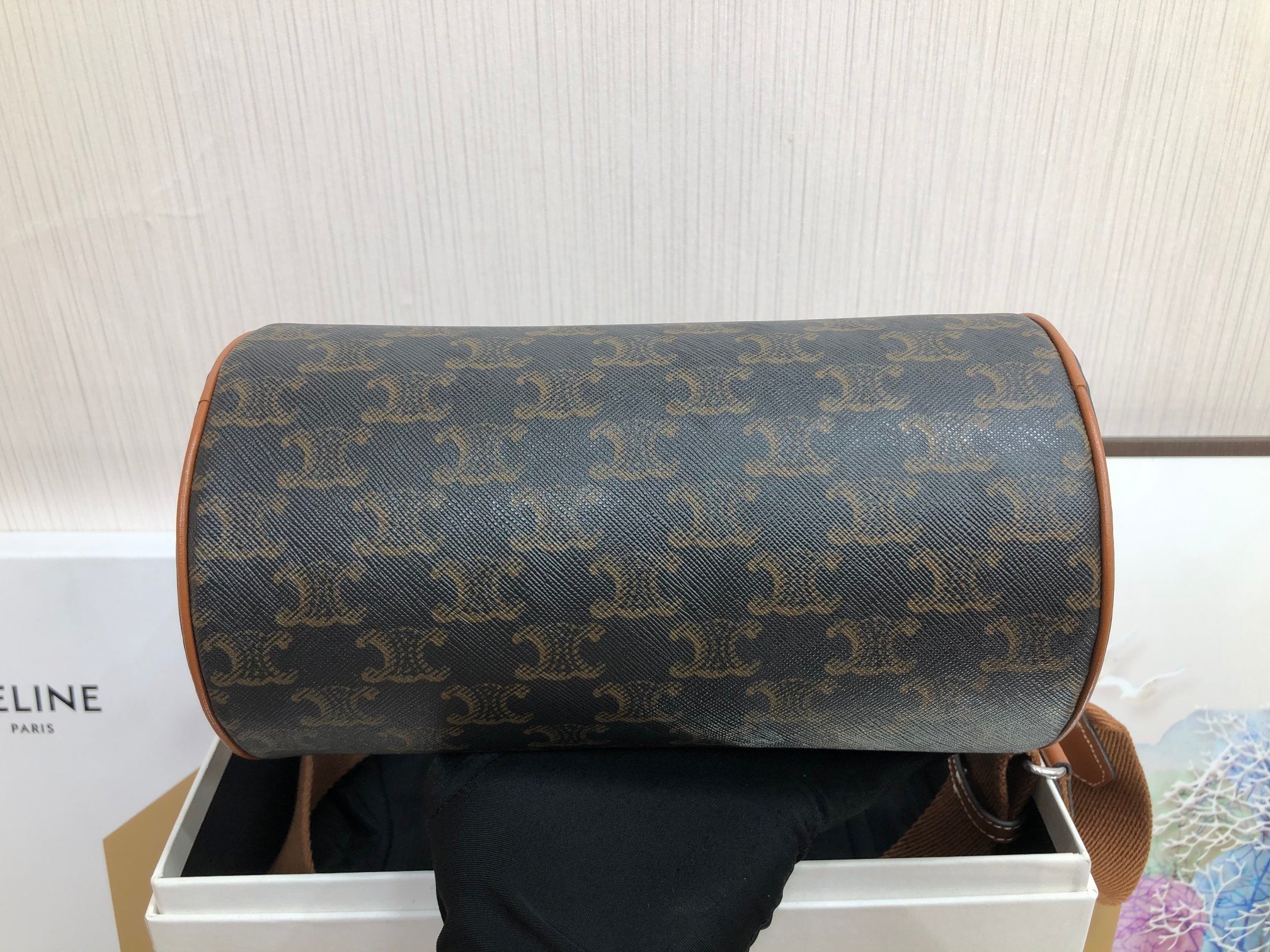 SAC CYLINDRIQUE 22 EN CUIR DE VACHE À MOTIF NOIR