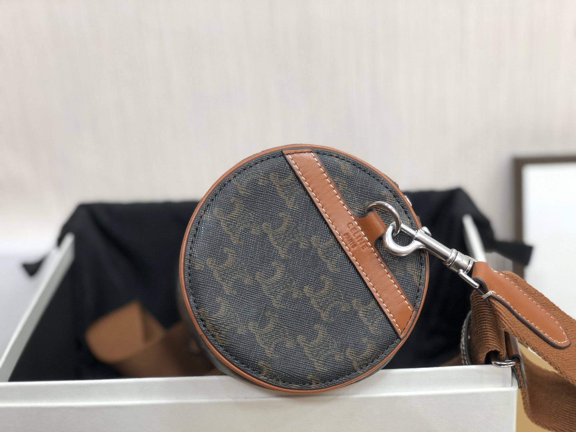 SAC CYLINDRIQUE 22 EN CUIR DE VACHE À MOTIF NOIR