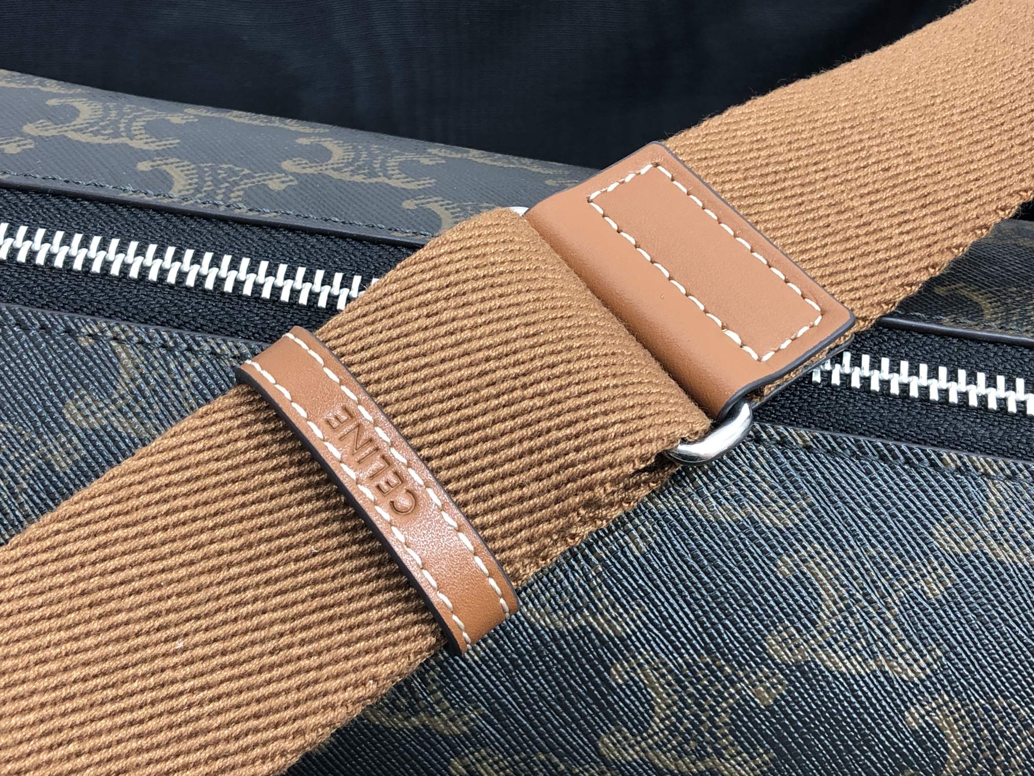 SAC CYLINDRIQUE 22 EN CUIR DE VACHE À MOTIF NOIR