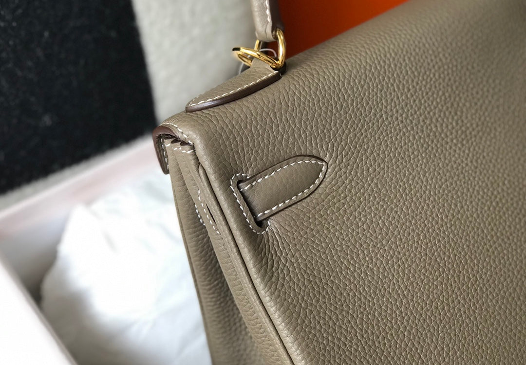 HM KELLY 32CM CUIR TOGO TAUPE QUINCAILLERIE DORÉ