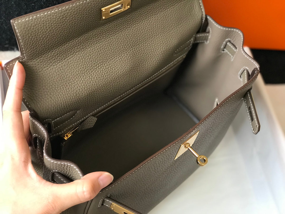 HM KELLY 32CM CUIR TOGO TAUPE QUINCAILLERIE DORÉ