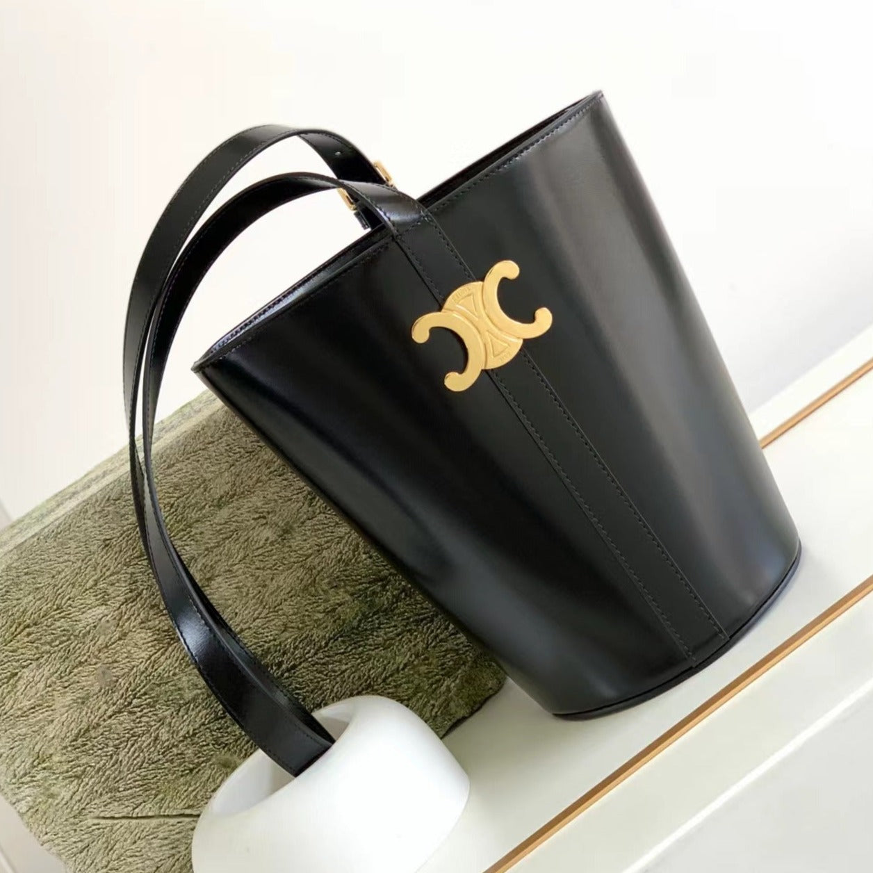 SAC SEAU TRIOMPHE 25 EN CUIR DE VEAU NOIR