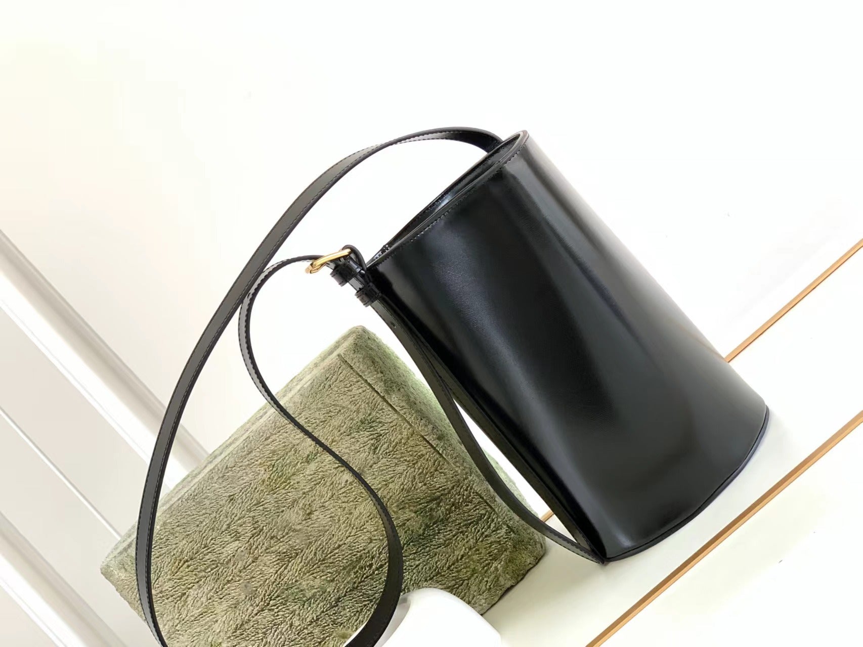 SAC SEAU TRIOMPHE 25 EN CUIR DE VEAU NOIR