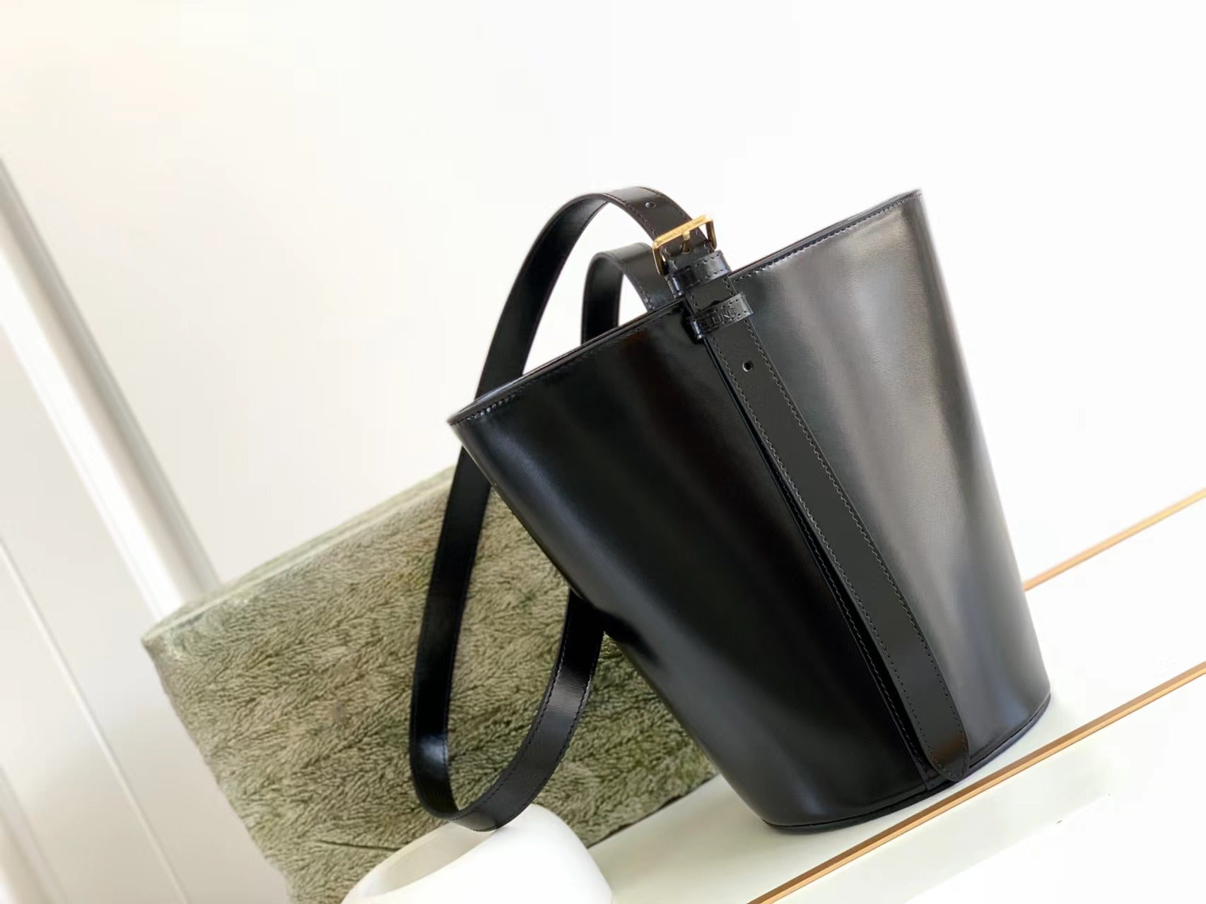 SAC SEAU TRIOMPHE 25 EN CUIR DE VEAU NOIR