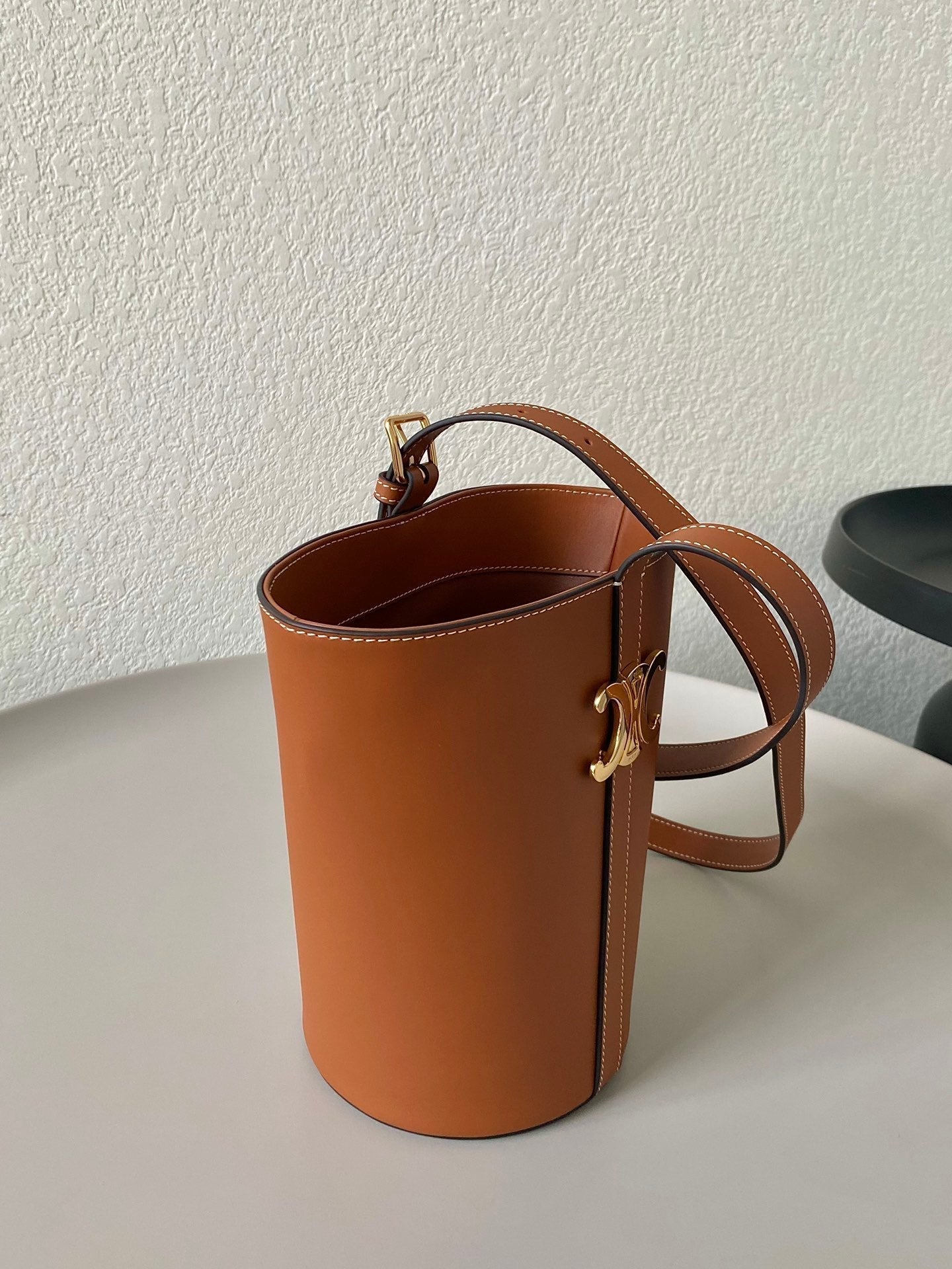SAC SEAU TRIPHOME 25 EN CUIR DE VEAU MARRON CANNELLE