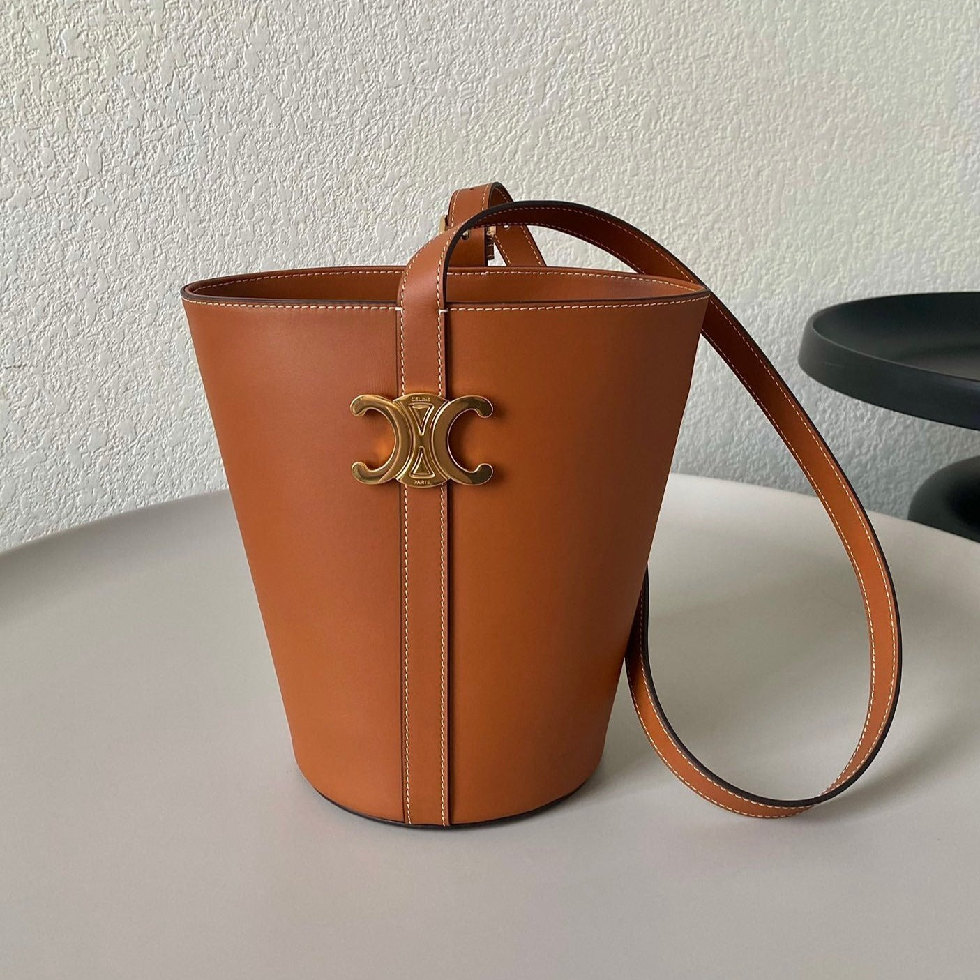 SAC SEAU TRIPHOME 25 EN CUIR DE VEAU MARRON CANNELLE