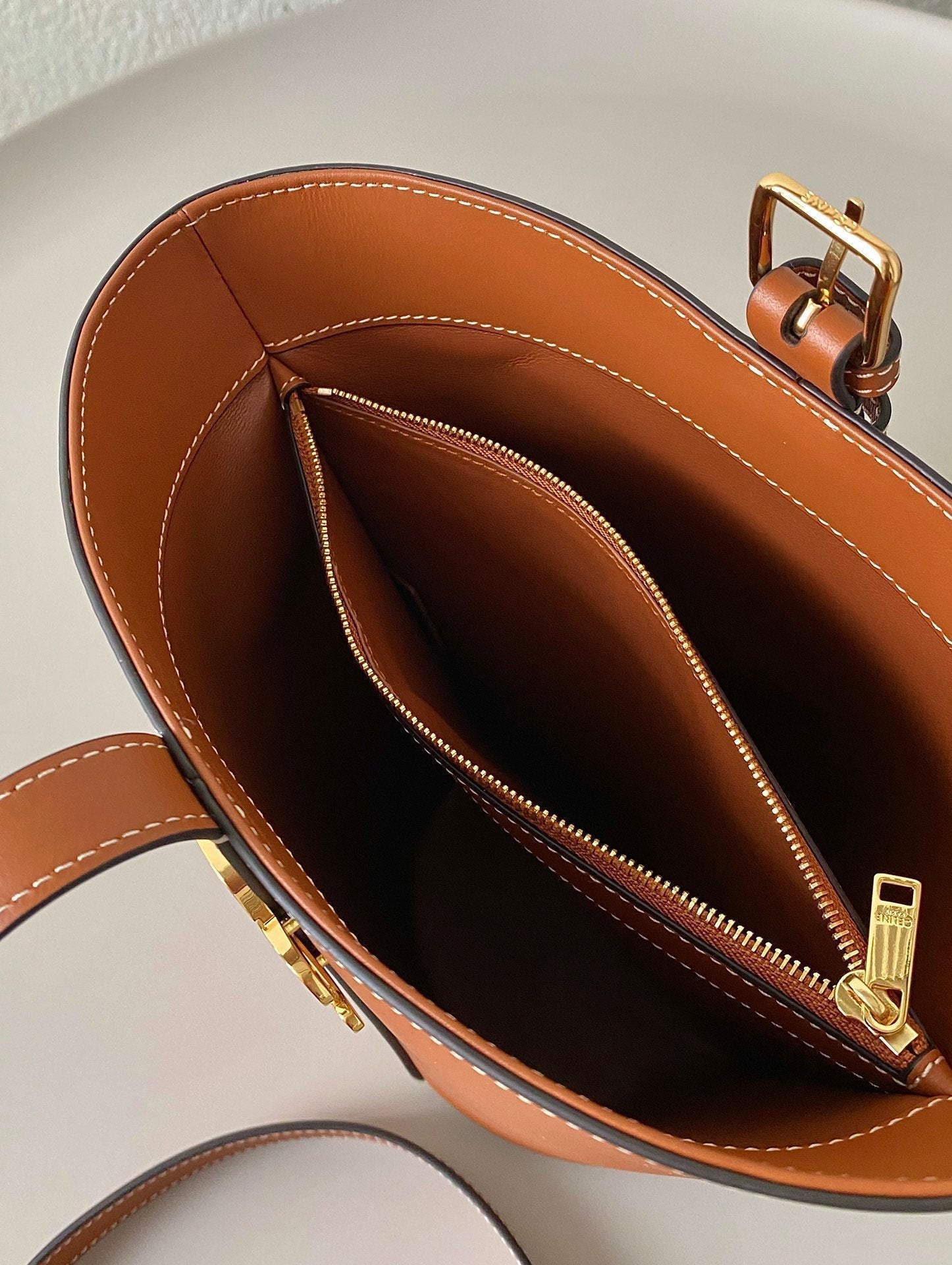 SAC SEAU TRIPHOME 25 EN CUIR DE VEAU MARRON CANNELLE