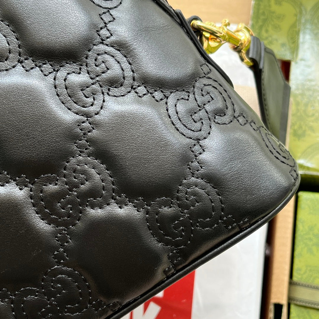 SAC À BANDOULIÈRE EN CUIR MATELASSÉ 23 EN CUIR DE VEAU GAUFRÉ NOIR, QUINCAILLERIE DORÉ