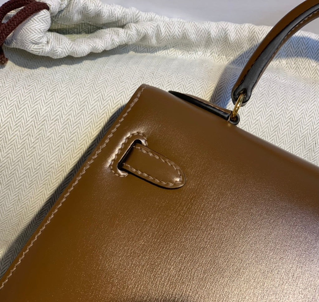 SAC KELLY MINI 20 EN CUIR DE VEAU LISSE MARRON CHOCOLAT AVEC QUINCAILLERIE DORÉ (FABRIQUÉ SUR COMMANDE)
