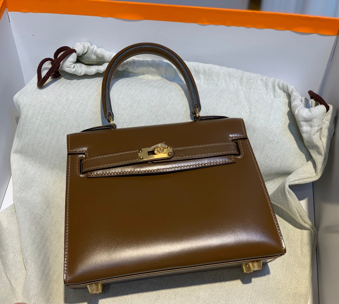 SAC KELLY MINI 20 EN CUIR DE VEAU LISSE MARRON CHOCOLAT AVEC QUINCAILLERIE DORÉ (FABRIQUÉ SUR COMMANDE)