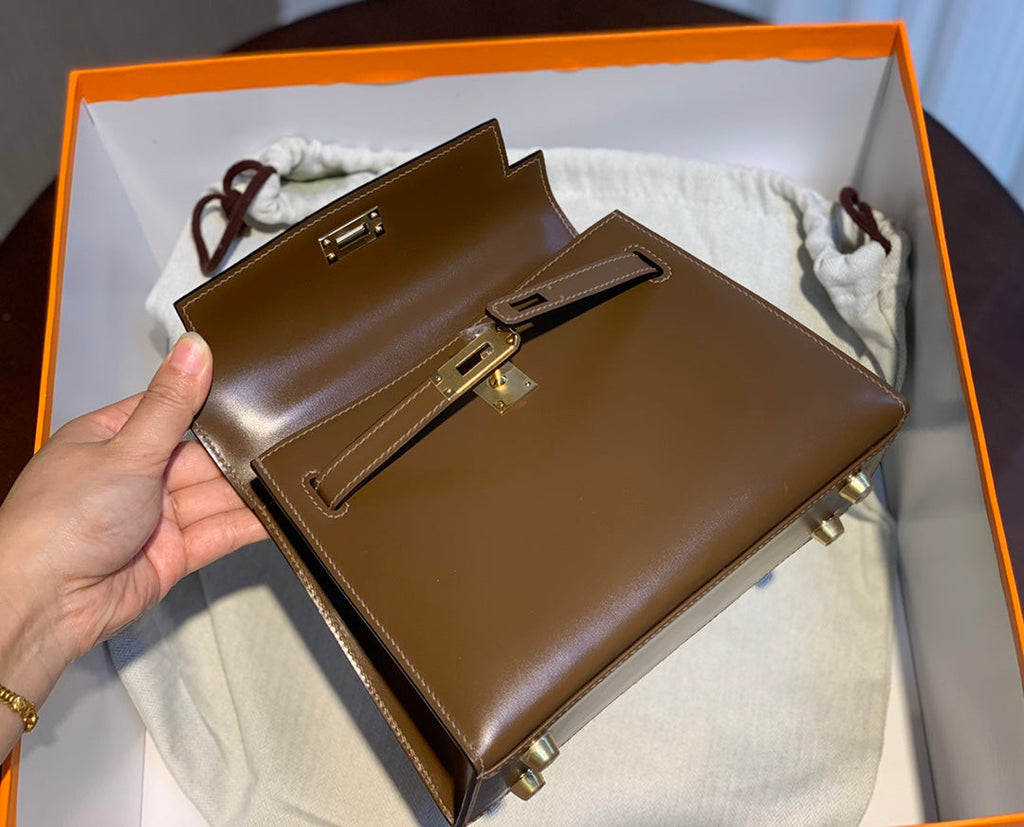 SAC KELLY MINI 20 EN CUIR DE VEAU LISSE MARRON CHOCOLAT AVEC QUINCAILLERIE DORÉ (FABRIQUÉ SUR COMMANDE)